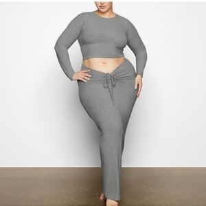 SKIMS SOFT LOUNGE LONG SLEEVE CROP TOP AND SKIRT SET | HEATHER GREY